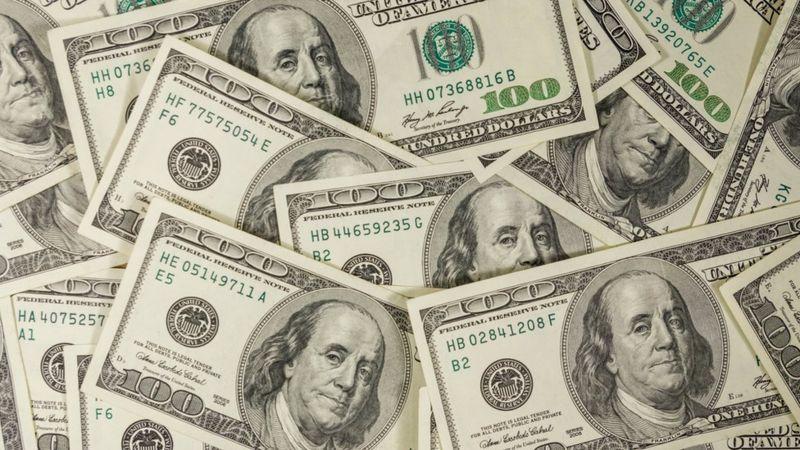 Dólar tem pequena alta e fecha a R$ 5,25 após intervenção do BC