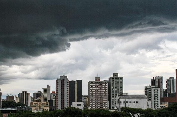 Frente fria avança lentamente sobre o Paraná