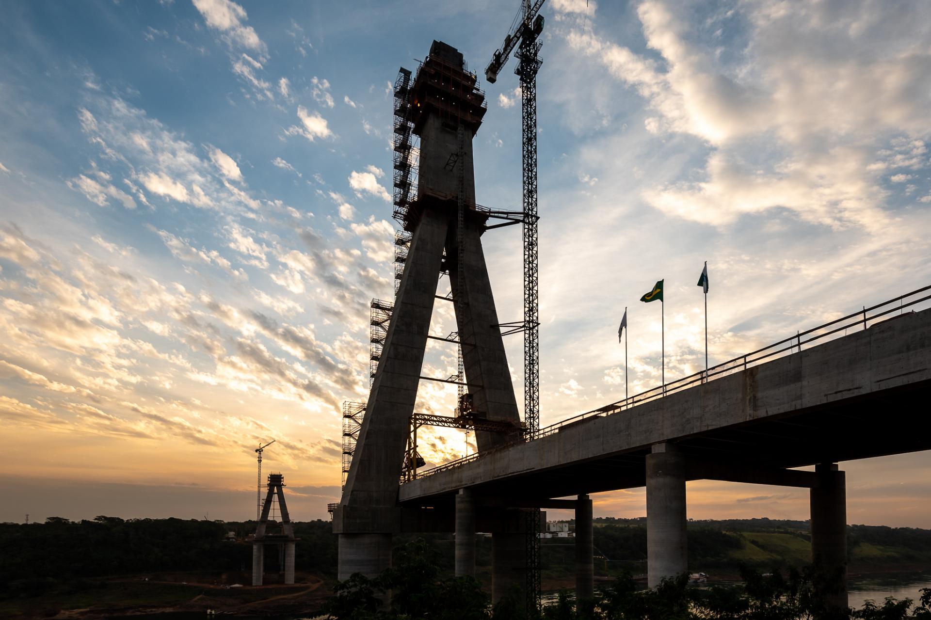Obras da Ponte da Integração Brasil/Paraguai chegam a 64% de execução