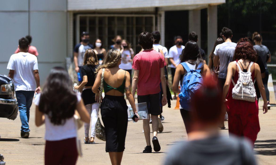Número de alunos da rede estadual fora da escola cai 59% após retorno presencial