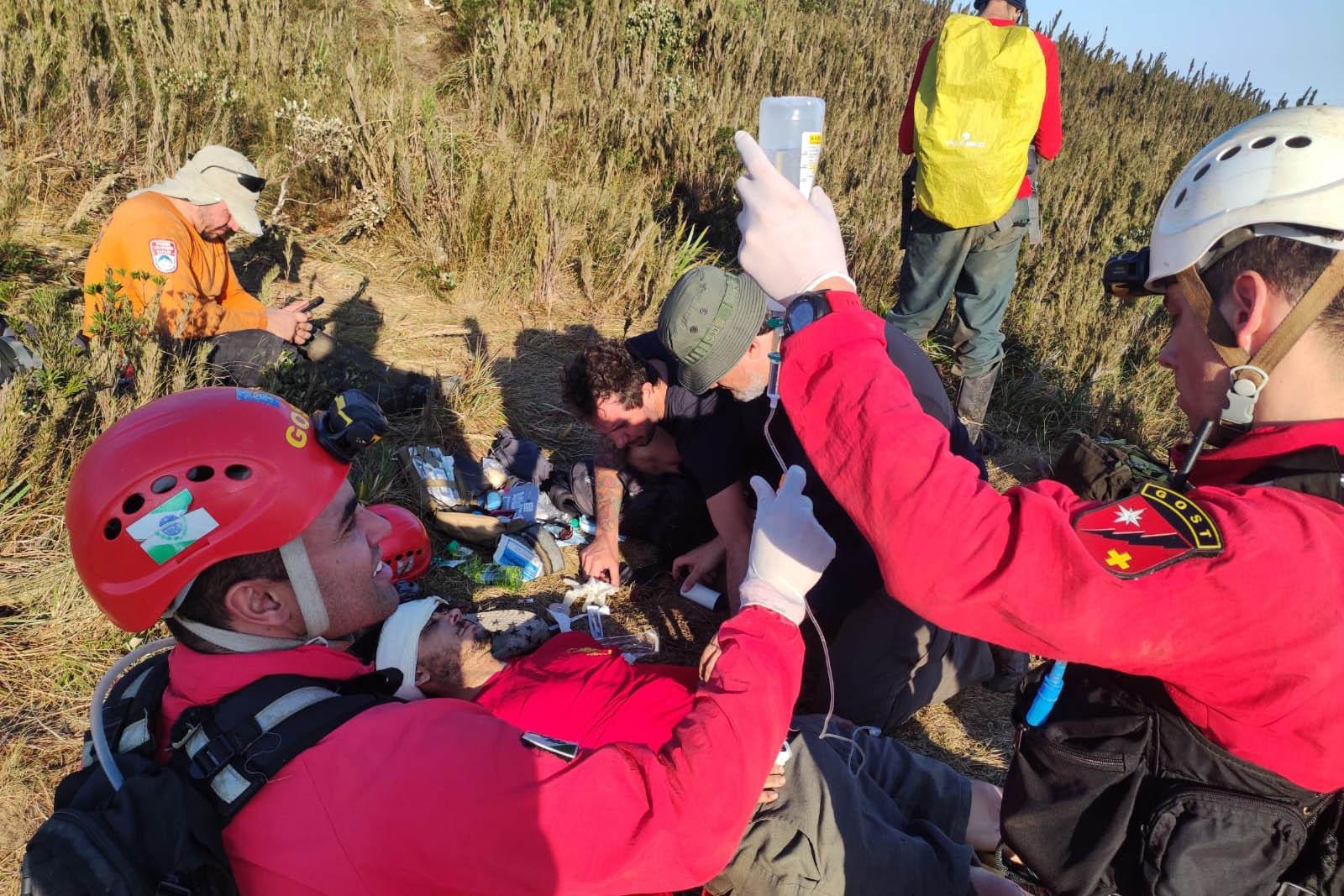 Corpo de Bombeiros salva homem perdido há seis dias no Pico Paraná