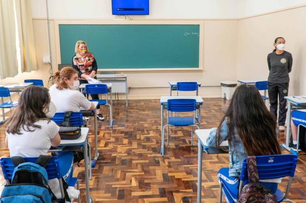 Governo do Paraná determina retorno de estudantes às aulas presenciais na rede estadual. Veja exceções