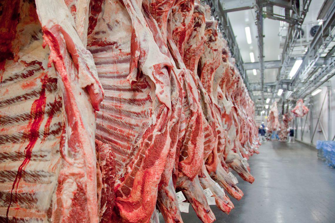 Pesquisa mostra que 67% da população reduziu consumo de carne e 47%, o de pão