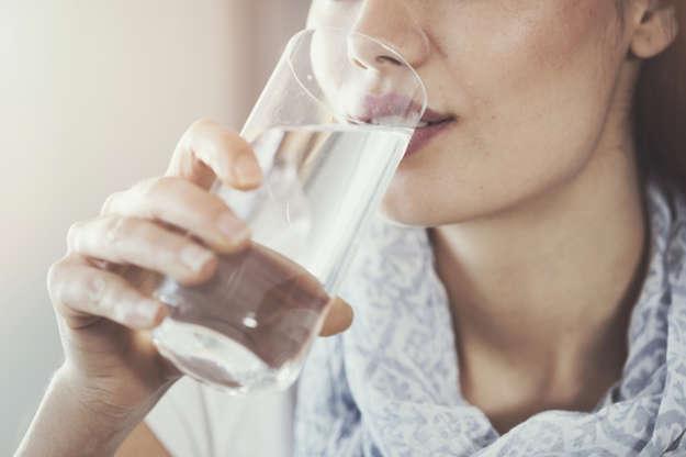 Sinais que indicam que você não bebe água o suficiente