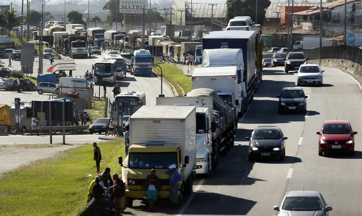 Caminhoneiros ameaçam nova greve se preço do diesel não cair