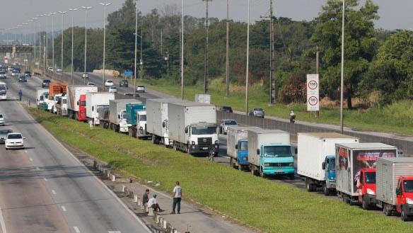 Frente Parlamentar dos Caminhoneiros notifica governo sobre greve