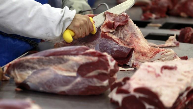 Com embargo da China, exportação de carne bovina do Brasil cai 43%
