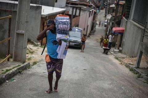 Percentual de brasileiros com renda do trabalho cai ao menor nível em quase 10 anos