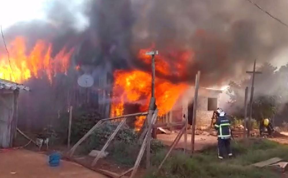 Morador sofre queimaduras de 2º grau em incêndio que destruiu três casas, em área de ocupação de Foz do Iguaçu