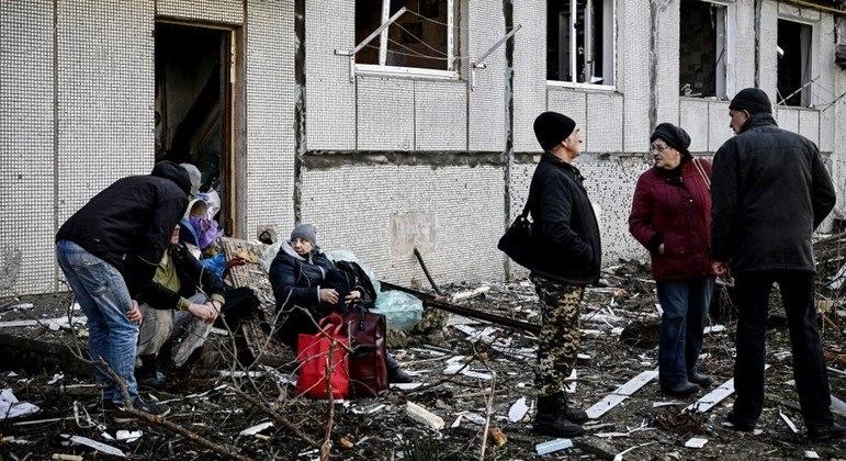 Primeiro dia de invasão russa tem 137 ucranianos mortos e 316 feridos, diz presidente Zelenski