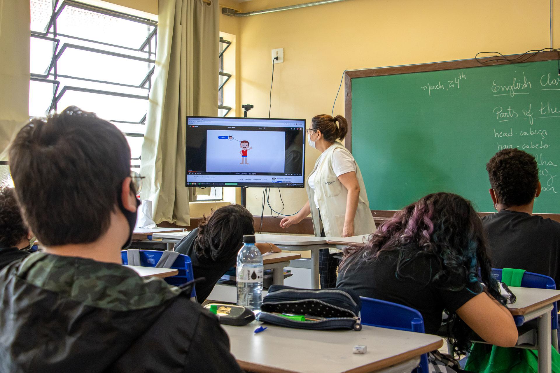 Governo entrega a colégios estaduais 25 mil kits com TVs, computadores e acessórios