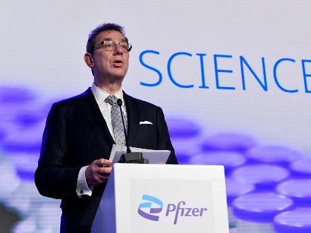 Quarta dose da vacina contra covid será necessária, diz CEO da Pfizer
