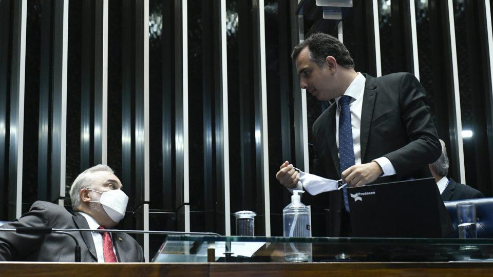 Senado aprova projeto que cria vale-gasolina e muda política de preços da Petrobras