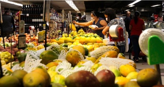 Alimentos ficam 15% mais caros no Brasil em um ano, segundo o IBGE