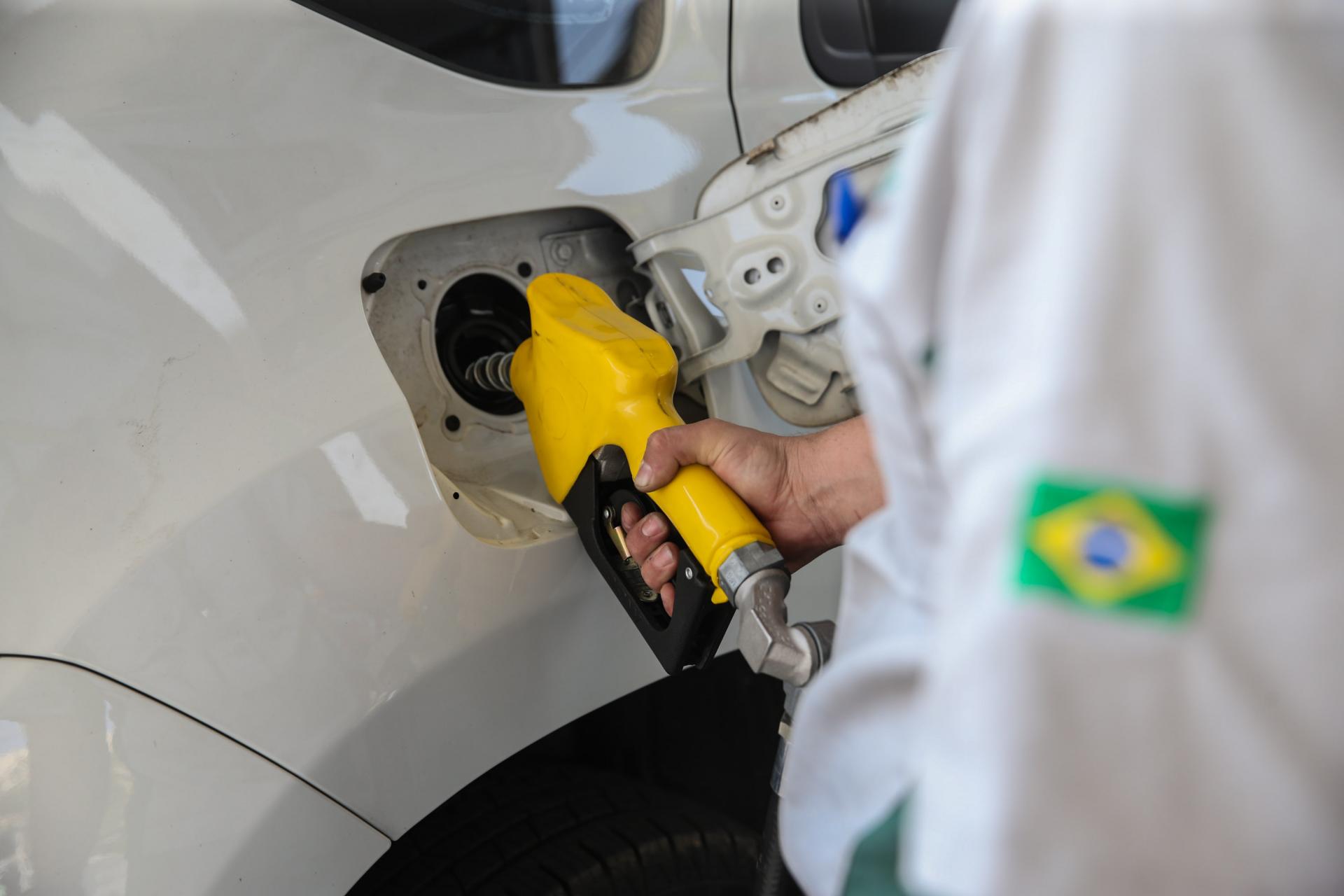 Preço da gasolina bate recorde no país, a R$ 7,27 o litro