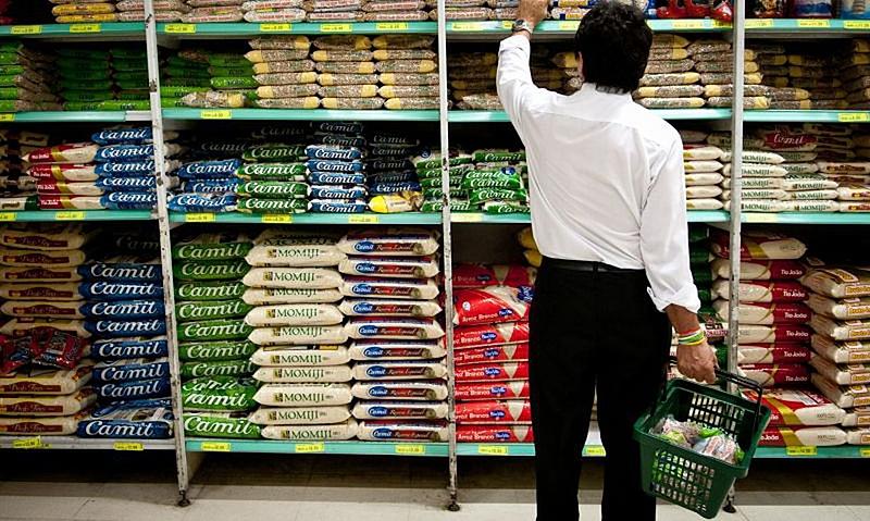 No Brasil, quem recebe salário mínimo trabalha metade do mês ou mais para comprar cesta básica