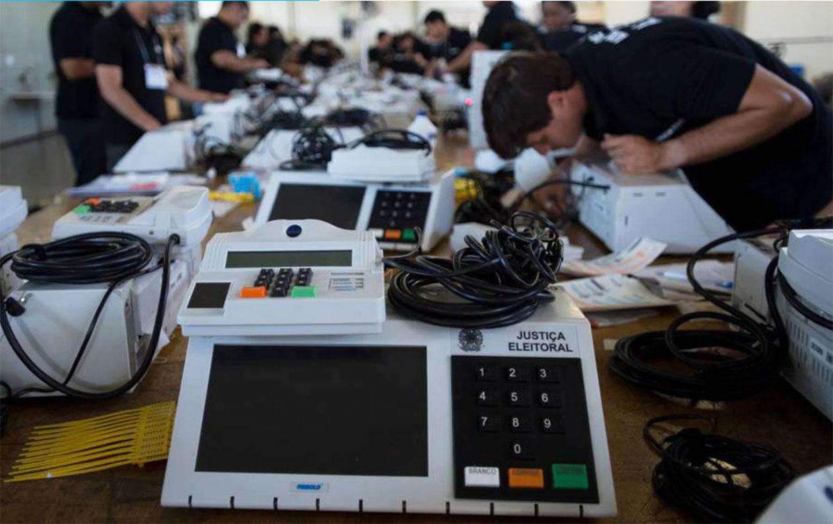 Trabalhadores de tecnologia lançam livro em defesa das urnas eletrônicas