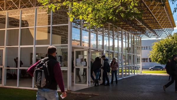 Bolsas, restaurante e limpeza: como bloqueio de verba impacta universidades