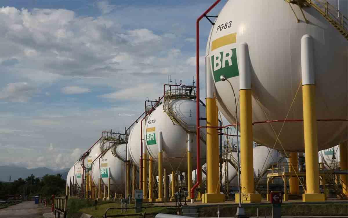 Bolsonaro finge insatisfação com preço da gasolina para privatizar a Petrobras, afirma conselheira