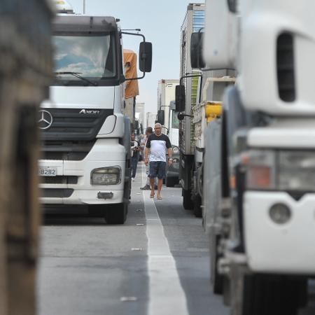 Caminhoneiros chamam de 'esmola' e 'deboche' auxílio de R$ 400 do governo