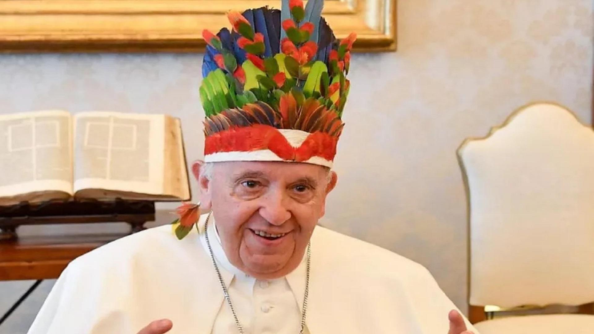 Papa bota cocar e quer bispos denunciando violações na floresta