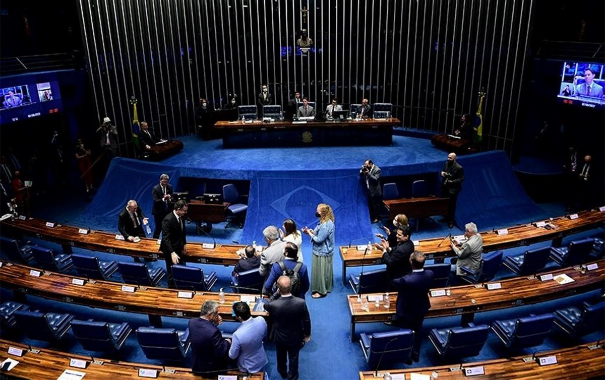 Senado aprova PEC que ratifica o piso nacional para os profissionais da enfermagem