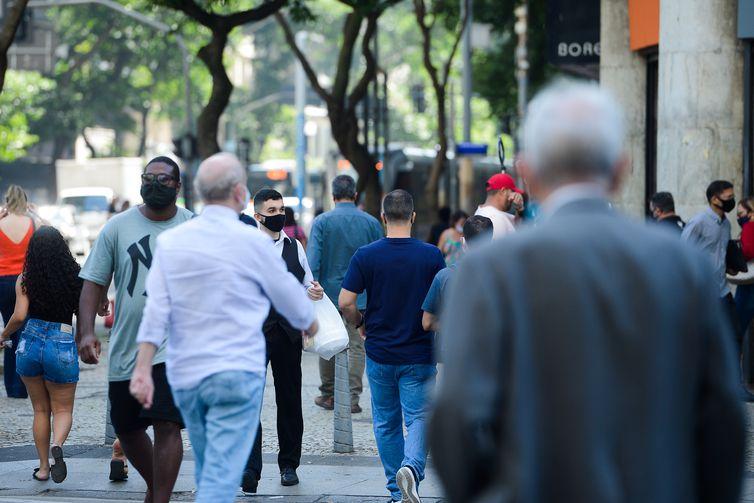 Brasil tem pela 1ª vez mais de 55% da população acima dos 30 anos, diz IBGE