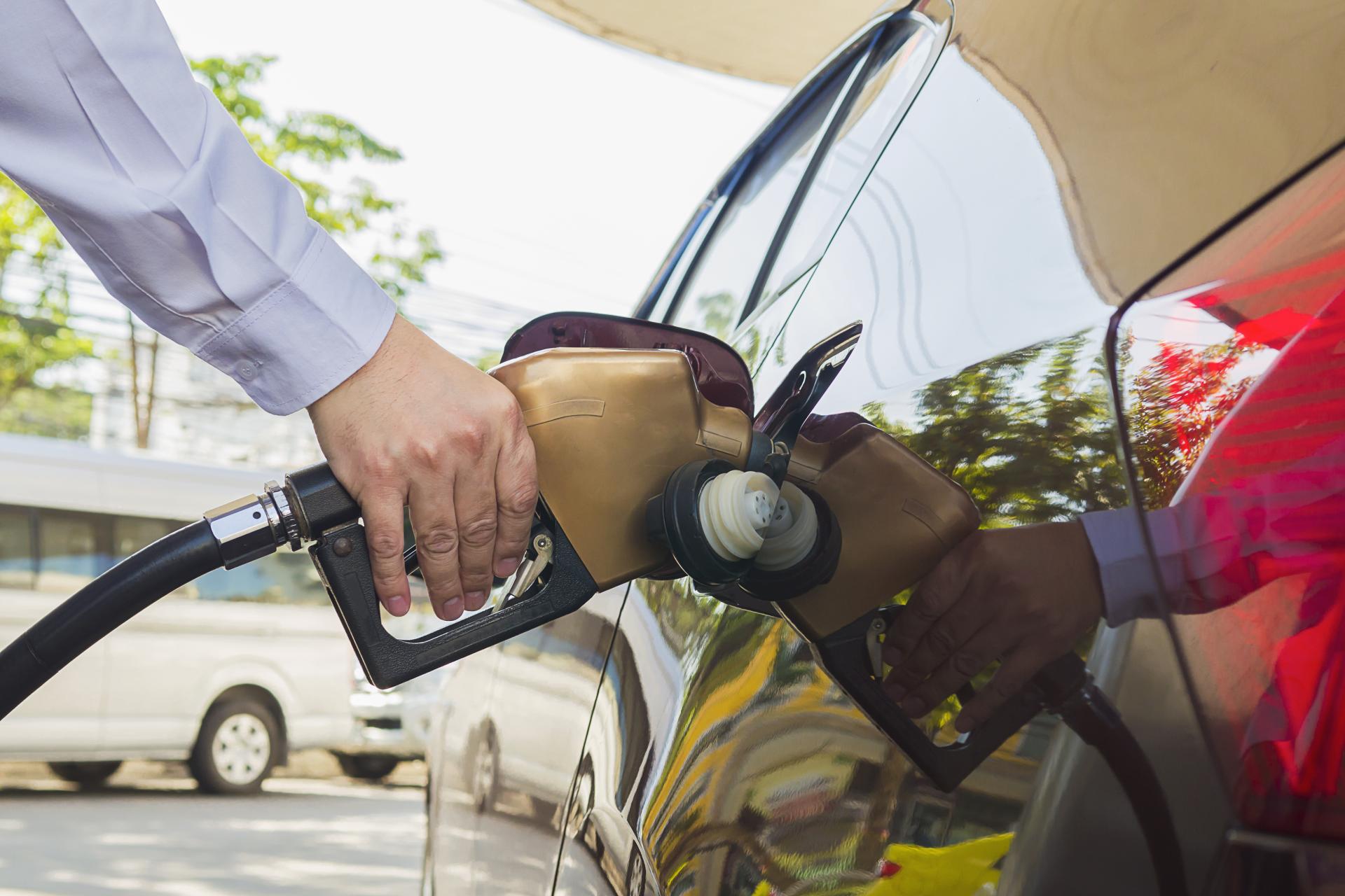Preço da gasolina vai cair mais de 20%, diz governo. Veja redução estimada para cada estado