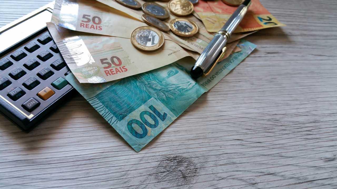 Quase um terço dos brasileiros sobrevive com até R$ 497 por mês, aponta FGV