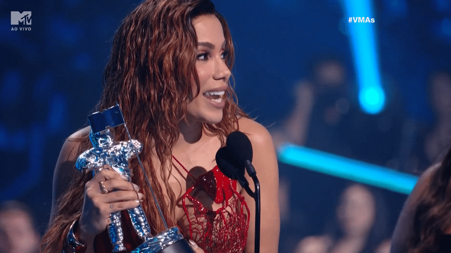 Anitta é primeira brasileira a vencer prêmio VMA da MTV