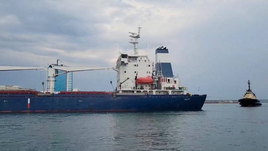 Após meses de guerra, primeiro navio com grãos deixa porto de Odessa, na Ucrânia