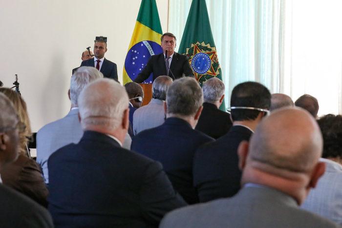 PGE pede que Bolsonaro seja multado por atacar urnas em reunião com embaixadores