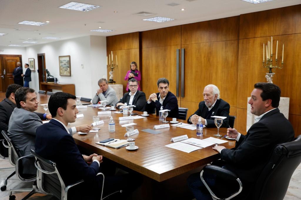 Azul apresenta ao governador novos voos a partir de Foz do Iguaçu