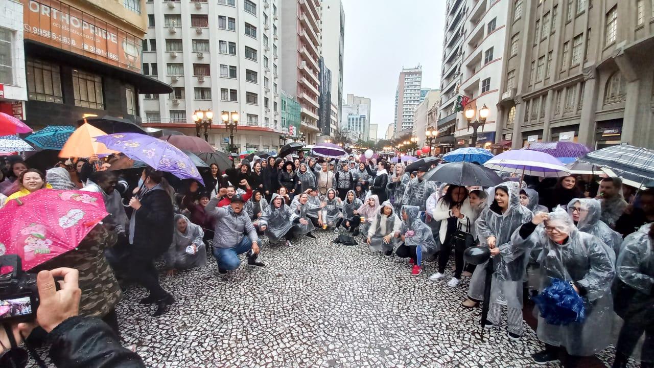 Em greve de 24 horas, enfermeiros fazem ato no Centro de Curitiba pelo piso nacional