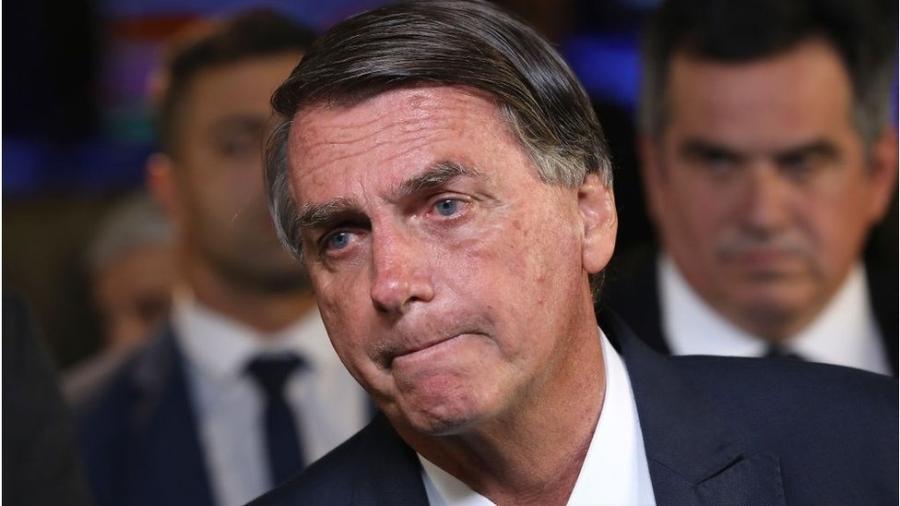 País espera há duas semanas que Bolsonaro explique origem do dinheiro vivo