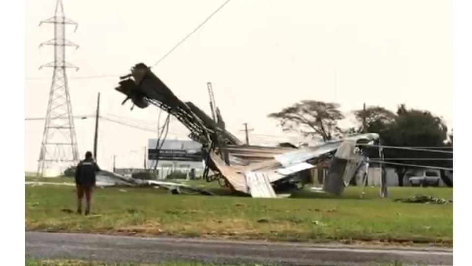 Temporal derruba torres de energia, árvores e causa estragos em Cascavel; ventos chegaram a 64 km/h