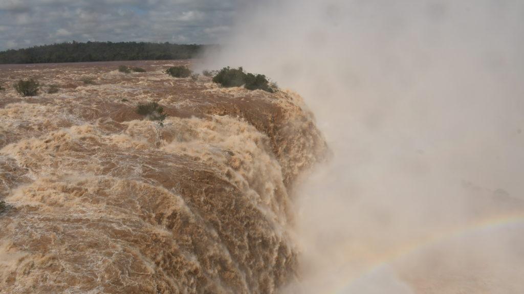 Polícia encontra corpo de turista que caiu nas Cataratas do Iguaçu, diz jornal argentino