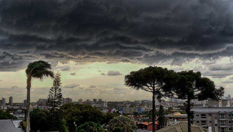 Semana terá chuva e até temporais no Paraná, mas com volume menor do que a anterior