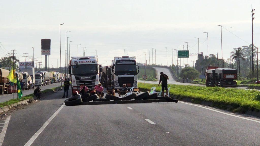 Manifestantes bolsonaristas e pró-golpe bloqueiam novamente a BR-277, no Litoral do Paraná