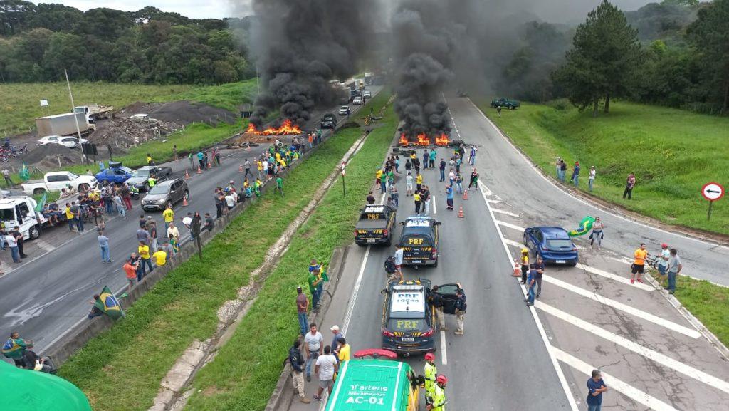 No Paraná, 25 pontos de bloqueio nas rodovias federais foram liberados nesta manhã de terça-feira