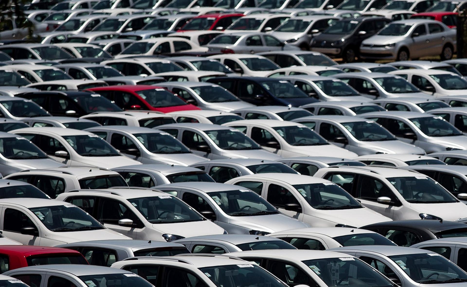 Vendas de carros caem quase 7% em outubro e 5% no ano