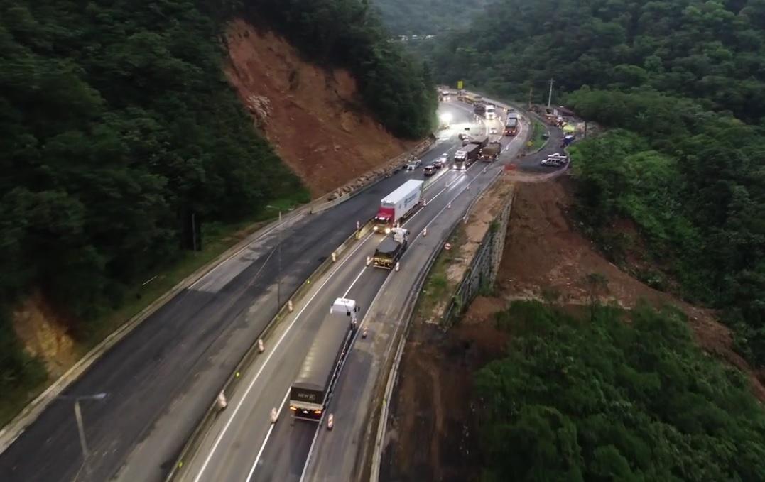 Barreira é instalada em trecho da BR-376 onde houve deslizamento de terra, em Guaratuba