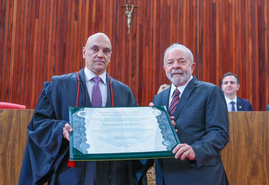 Lula e Alckmin recebem de Moraes diploma de presidente da República