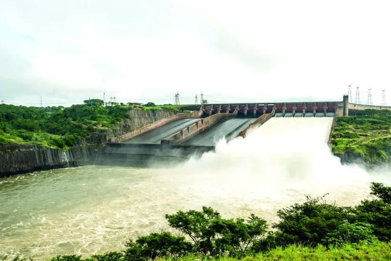 Chuvas torrenciais levam Itaipu a reabrir vertedouro