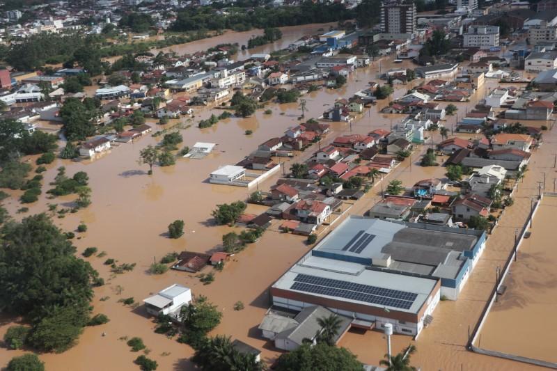 Situação em Santa Catarina é grave e continua chovendo, alerta Defesa Civil