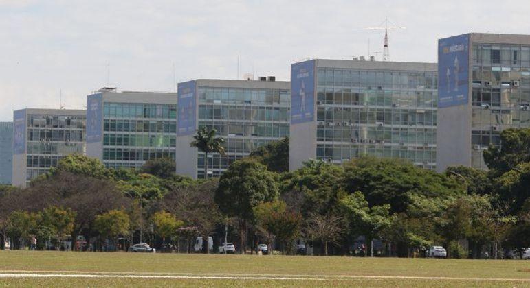 Transmissão de cargo dos novos ministros começa nesta segunda