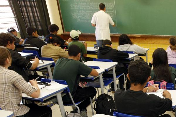 Justiça suspende aumento de piso salarial de professores de prefeituras do PR