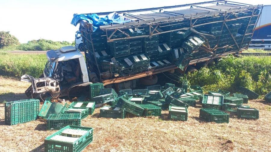 Acidente entre dois caminhões deixa quatro pessoas feridas na BR-277 no Oeste