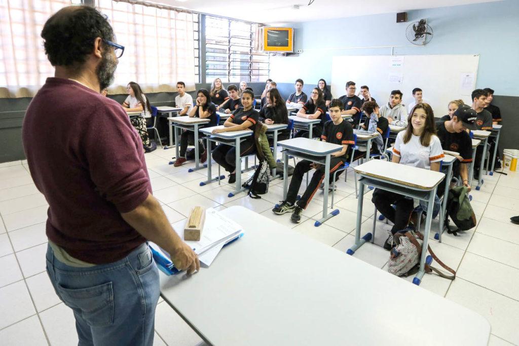 Servidores públicos no Paraná terão reajuste de 5,79% e professores novo piso salarial