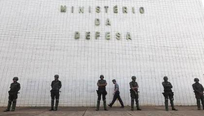 Defesa quer criar carreira própria para diminuir dependência de militares na estrutura do ministério